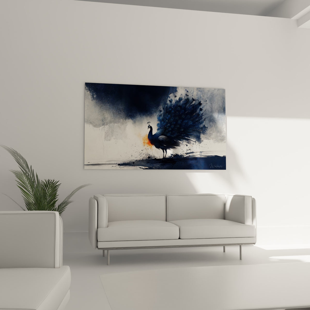 Paon anthracite et bleu marine à silhouette gracieuse, au-dessus d'un canapé dans un salon lumineux