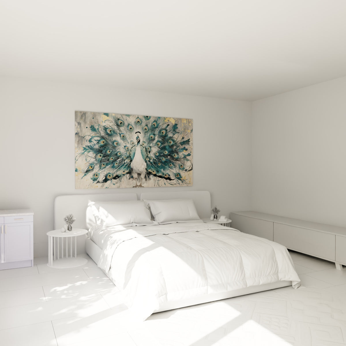 Paon aux plumes turquoise et dorées accroché au-dessus d'un lit dans une chambre claire
