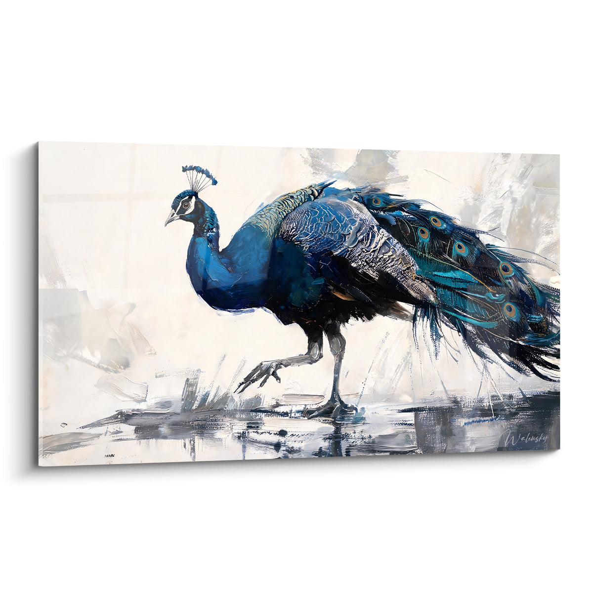 Tableau paon bleu marine et doré avançant, plumage texturé, queue déployée sur fond ivoire abstrait