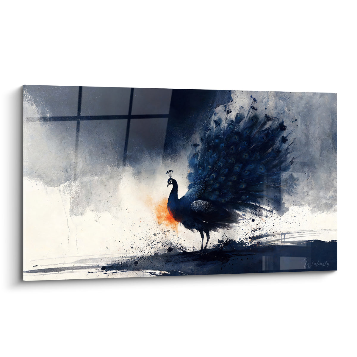 Paon bleu marine à queue déployée, touche orangée et fond gris vaporeux en aquarelle