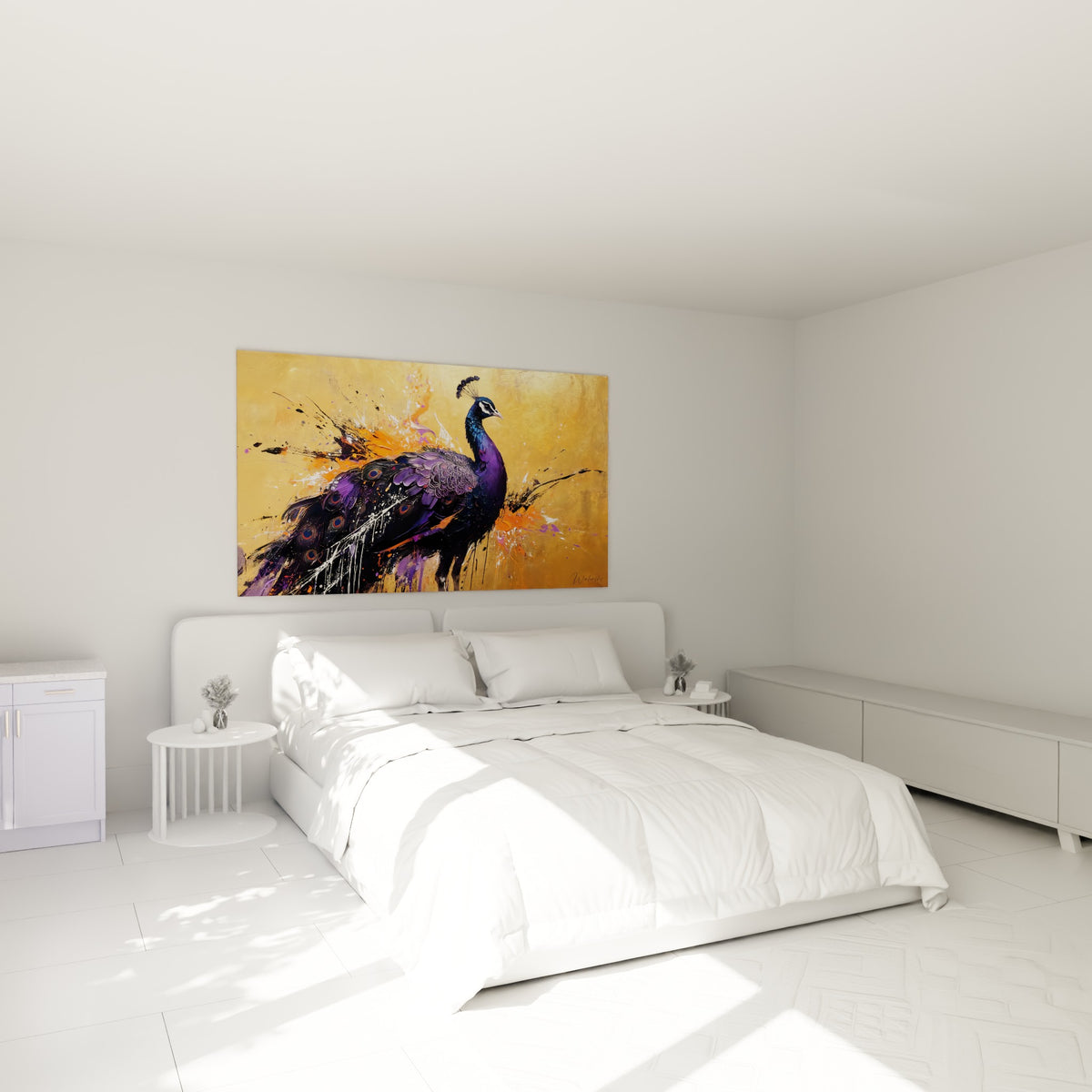 Paon violet aux motifs ocellés accroché au-dessus d'un lit dans une chambre claire