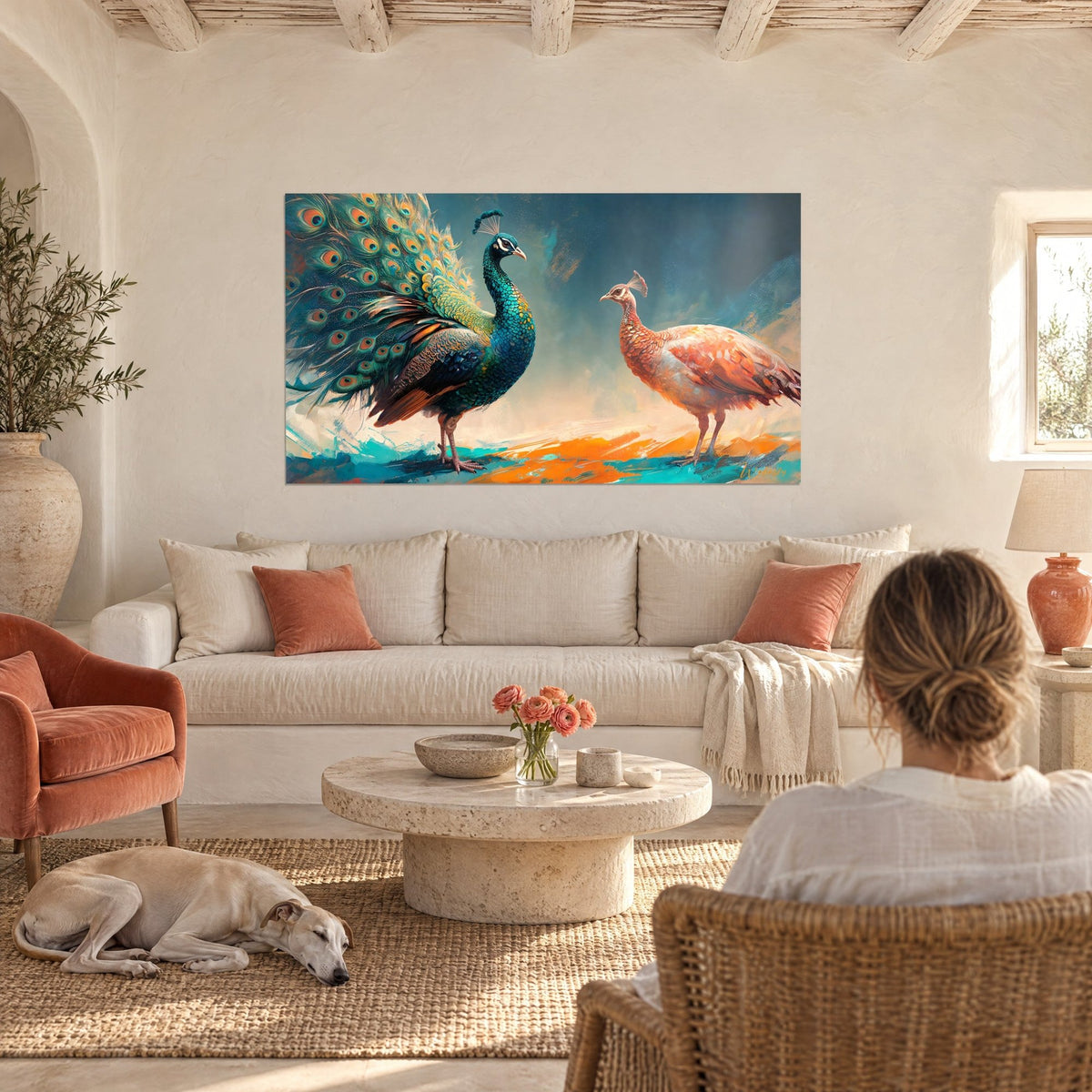 Tableau paon bleu turquoise déployant sa roue verte et orange, face à une paonne cuivrée, au-dessus d'un canapé dans un salon lumineux