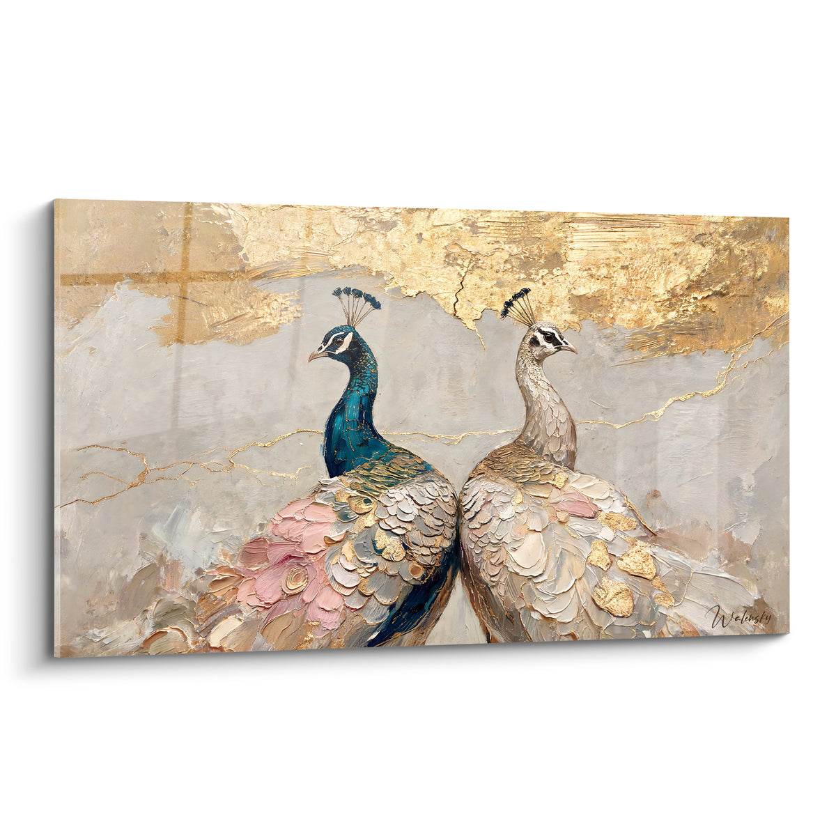 Paons bleu pétrole et doré tête contre tête, plumage texturé sur fond craquelé beige et or