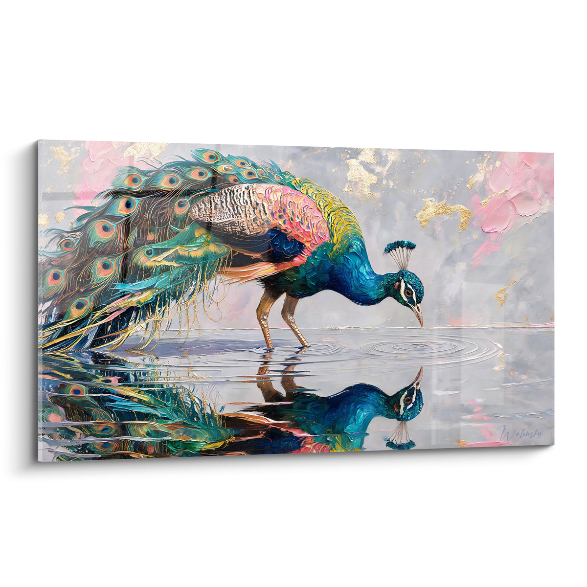 Paon bleu turquoise et rose penché vers l'eau, plumage texturé aux éclats dorés visibles