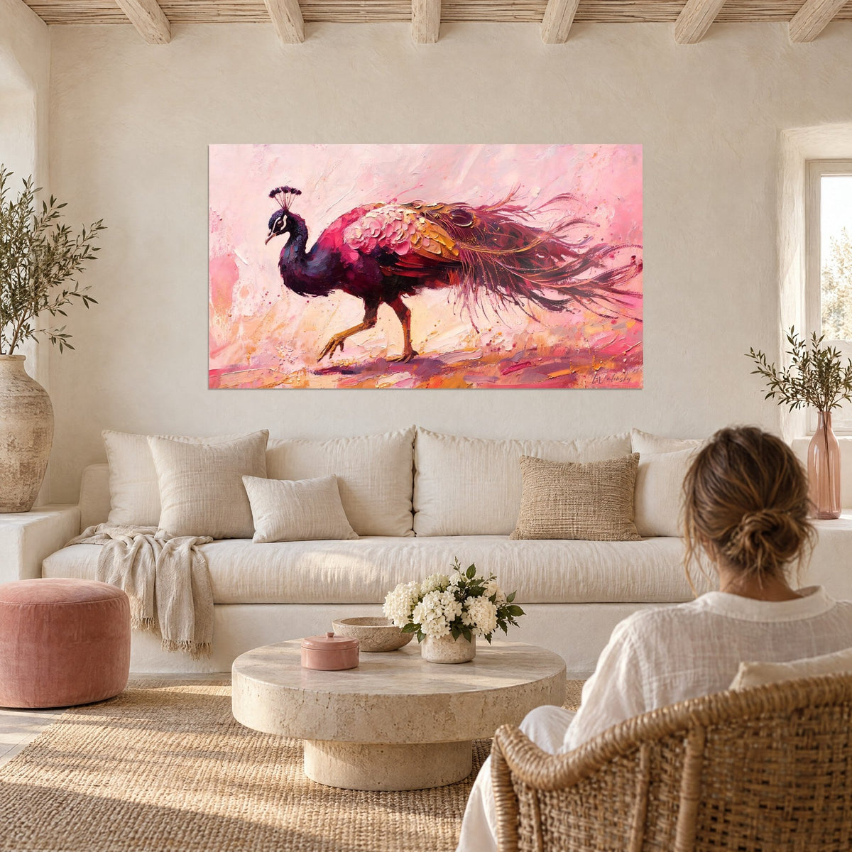 Tableau paon rose et doré en marche, queue de plumes carmin et ocre, à la peinture épaisse, au-dessus d'un canapé dans un salon lumineux
