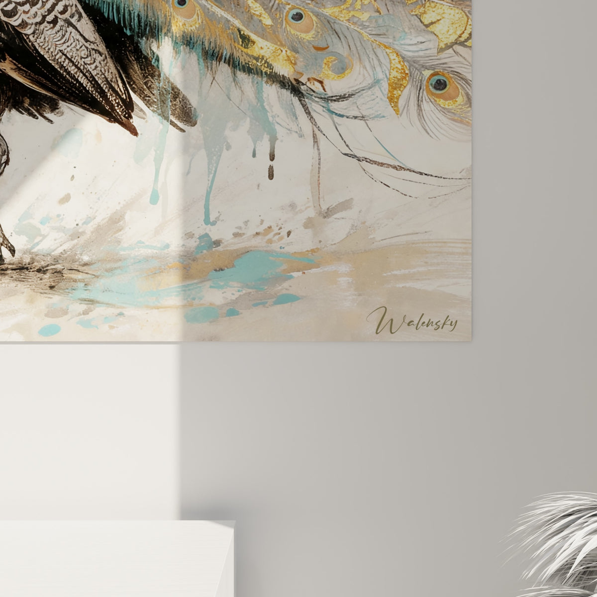 Détail des plumes du paon où l'ocre et le turquoise se fondent en coulures et empâtements dorés