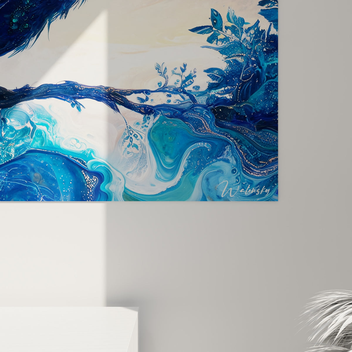 Détail des plumes bleu-vert et dorées du paon, texture veloutée et éclats marbrés visibles de près