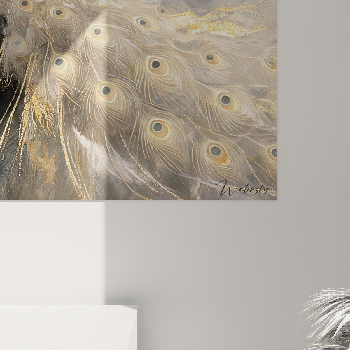 Détail des plumes dorées et grises du paon, matière peinte visible avec grain et empâtements subtils