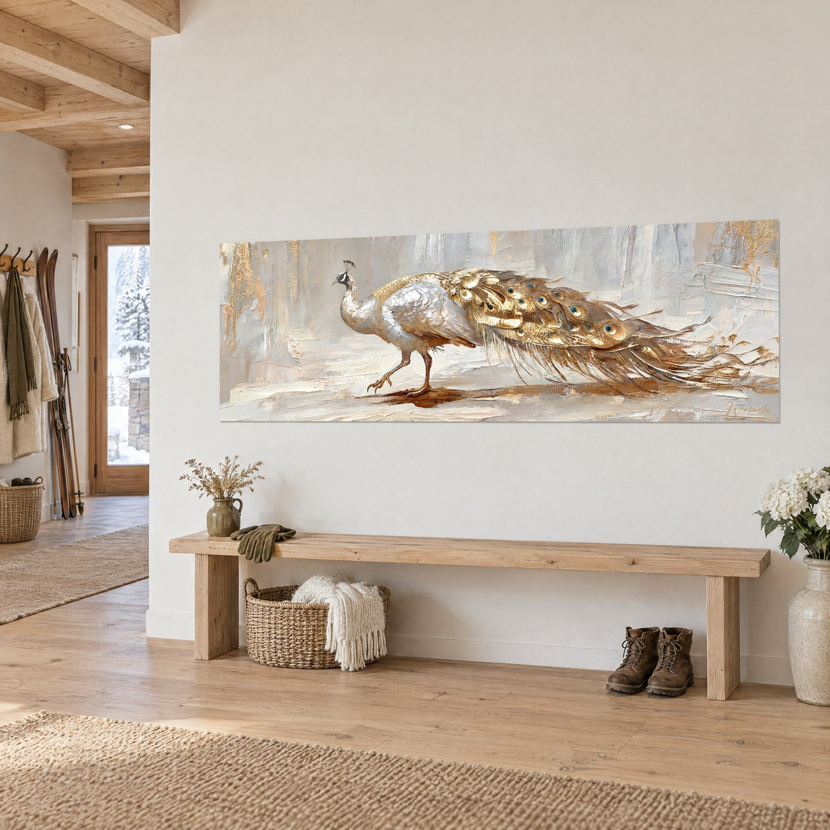 Tableau oiseau nacré à crête fine, ocelles bleu profond dans l'or et la crème, sur un mur blanc au-dessus d'un banc en bois