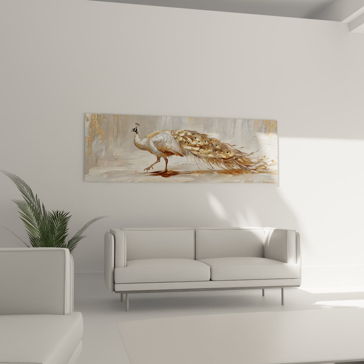 Paon crème aux reflets dorés avançant d'un pas, traîne ocellée brune, au-dessus d'un canapé dans un salon lumineux