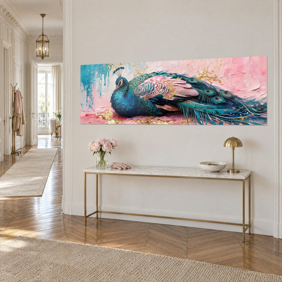 Tableau oiseau royal couché, queue à ocelles vert émeraude sur fond rose pâle, coulures turquoise, console dorée, trois-quarts