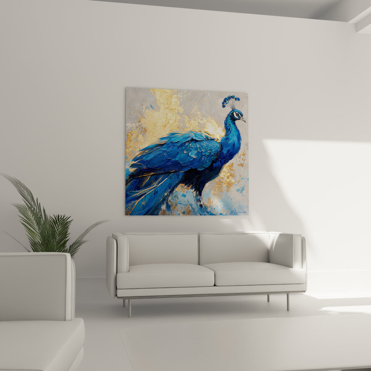 Plumage bleu profond et touches dorées d'un paon peint, disposé au-dessus d'un canapé dans un salon lumineux