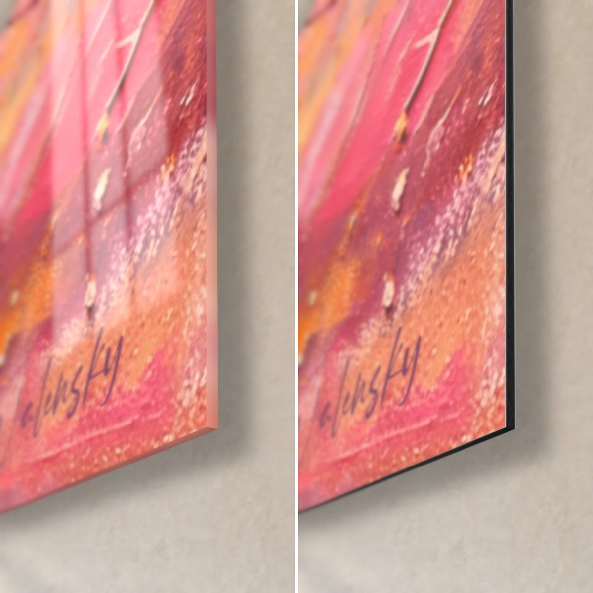 Tableau paon en marche, coin bas droit en rose et orange : verre acrylique brillant à gauche, alu Dibond mat noir à droite, tranche de 3 mm