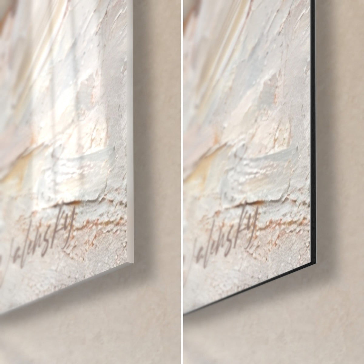 Tableau paon peint en empâtements ivoire et beige, coin bas droit : verre acrylique brillant à gauche, Dibond noir mat à droite