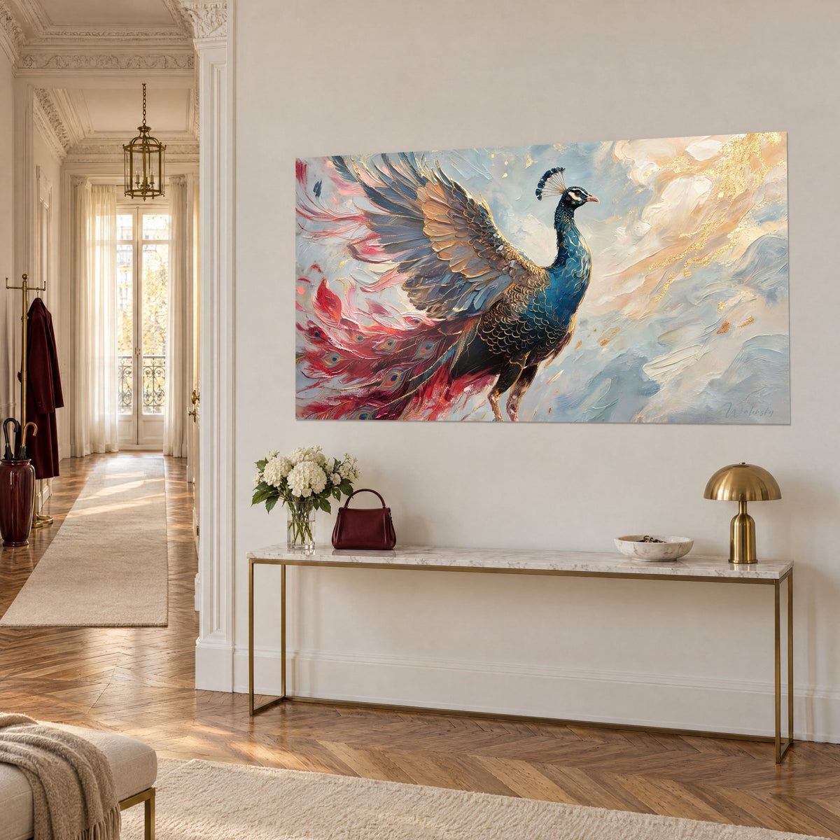 Tableau oiseau majestueux à longue traîne rubis, cou bleu nuit, touches dorées sur ciel gris perle, entrée haussmannienne