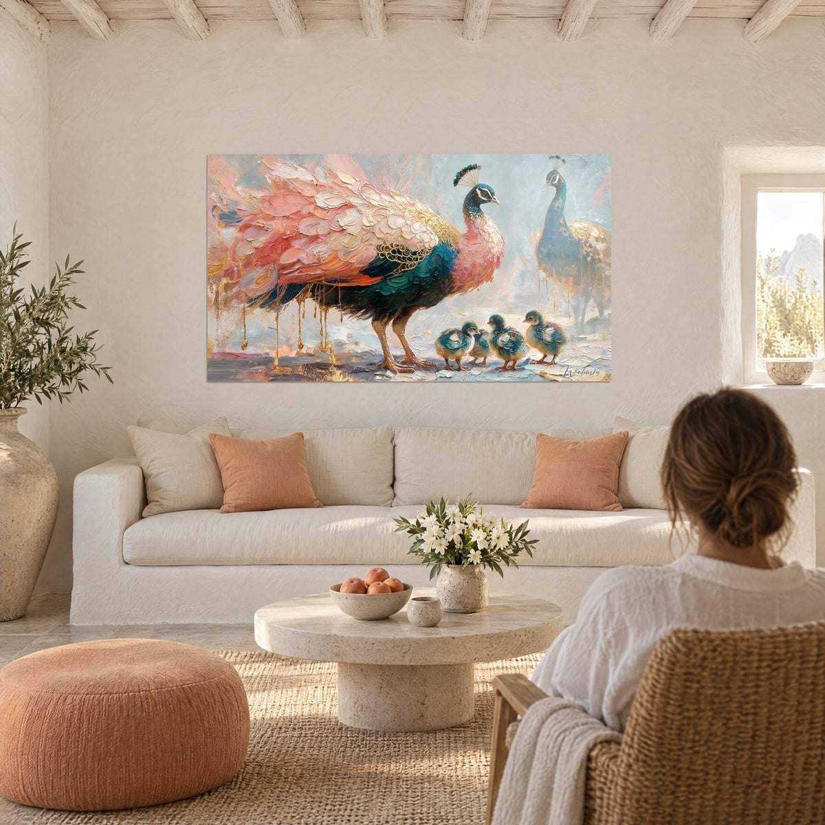 Tableau paonne rose et dorée en épaisse peinture, trois poussins bleu-vert à ses pieds, au-dessus d'un canapé dans un salon lumineux