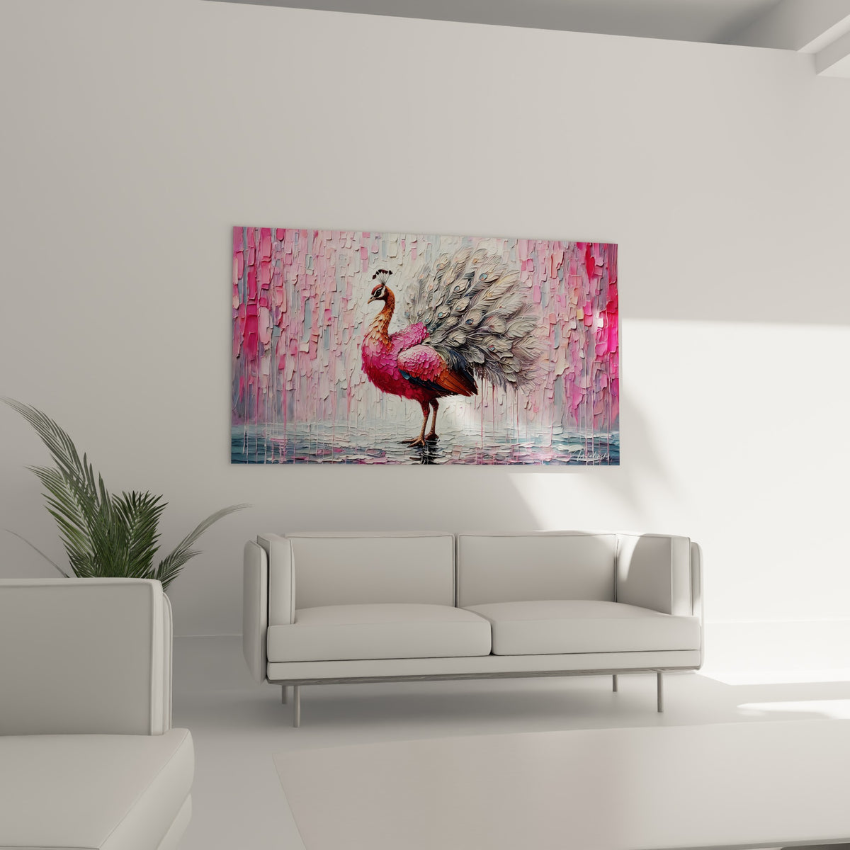 Plumage du paon gris et rose vif suspendu au-dessus d'un canapé dans un salon lumineux