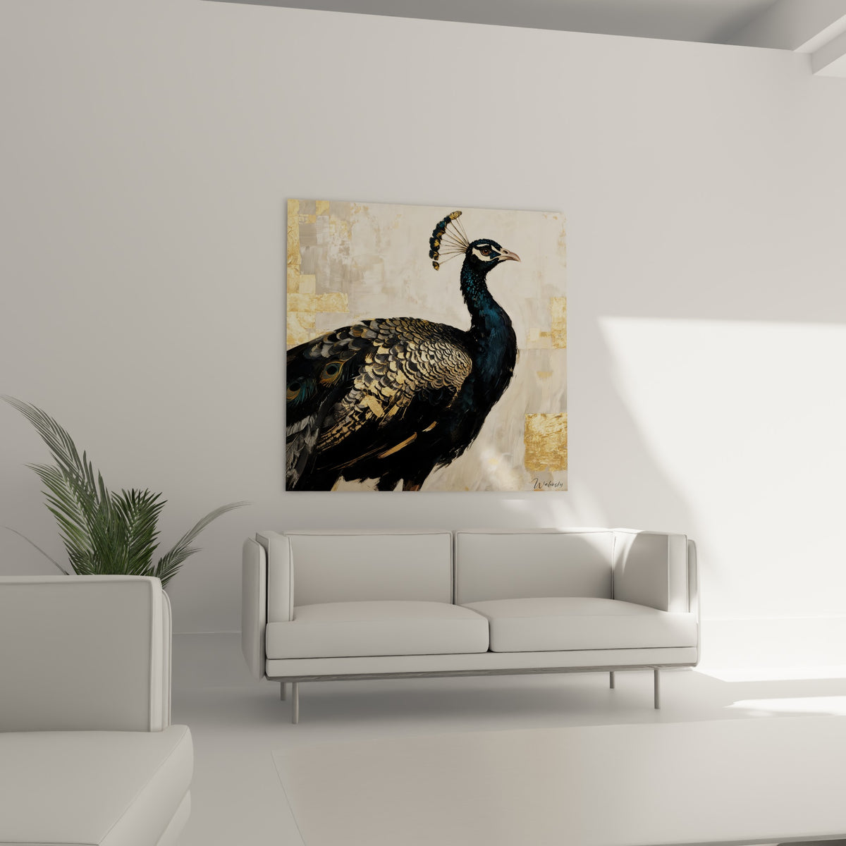 Oiseau royal aux teintes anthracite et dorées, aigrette déployée, au-dessus d'un canapé dans un salon lumineux