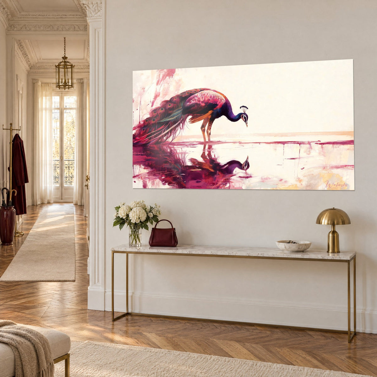 Tableau oiseau à longue traîne cramoisie buvant dans l'eau rose, crête noire, vu en biais, console dorée et pivoines blanches