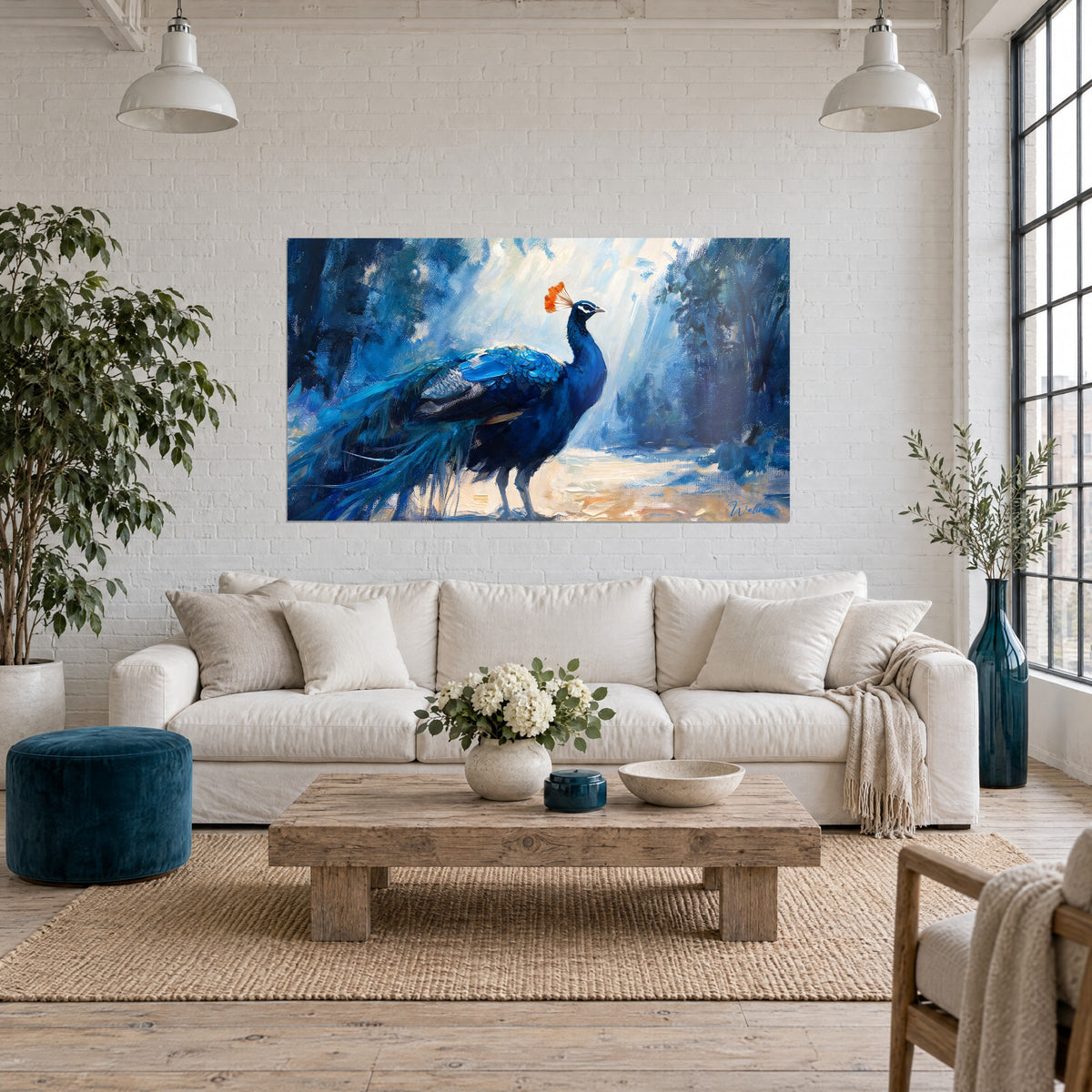 Schilderij van een marineblauwe pauw met lang verenkleed in een lichte open plek, oranje kuif, boven een bank in een zonnige woonkamer