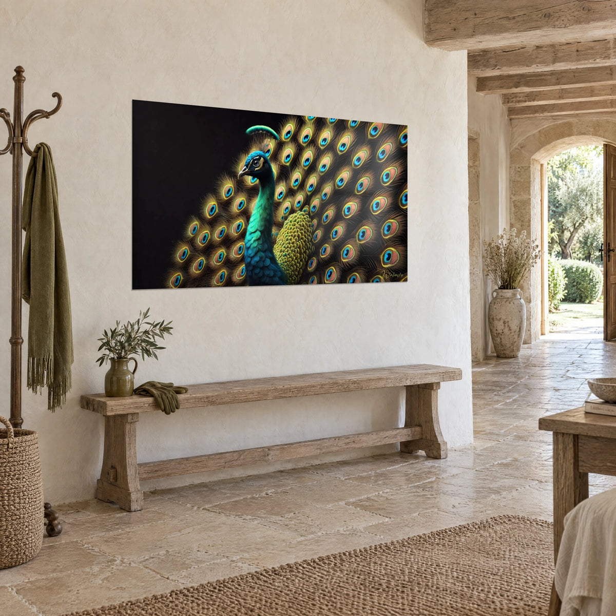 Quadro uccello reale dal collo color smeraldo, coda aperta con occhi turchesi cerchiati d'oro, su un muro di pietra chiara, tre quarti