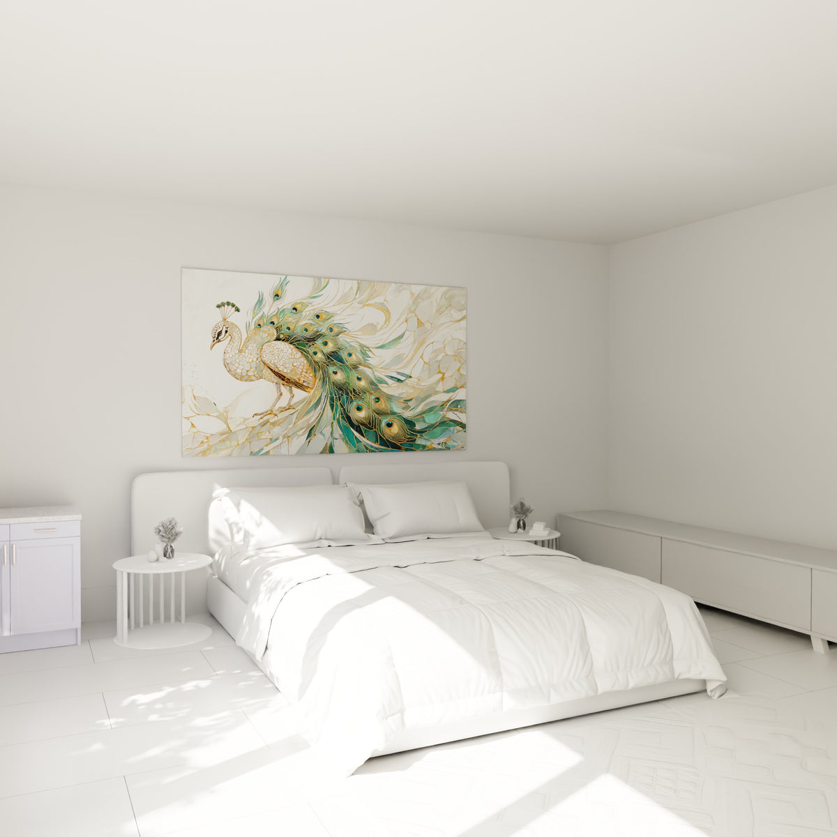 Silhouette de paon ivoire aux motifs dorés accrochée au-dessus d'un lit dans une chambre claire