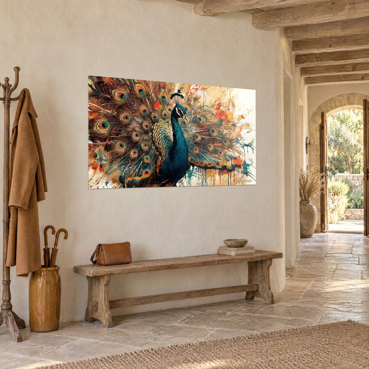 Tableau oiseau aux plumes ocellées turquoise et orange, coulures de peinture, vue de trois-quarts dans un couloir en pierre