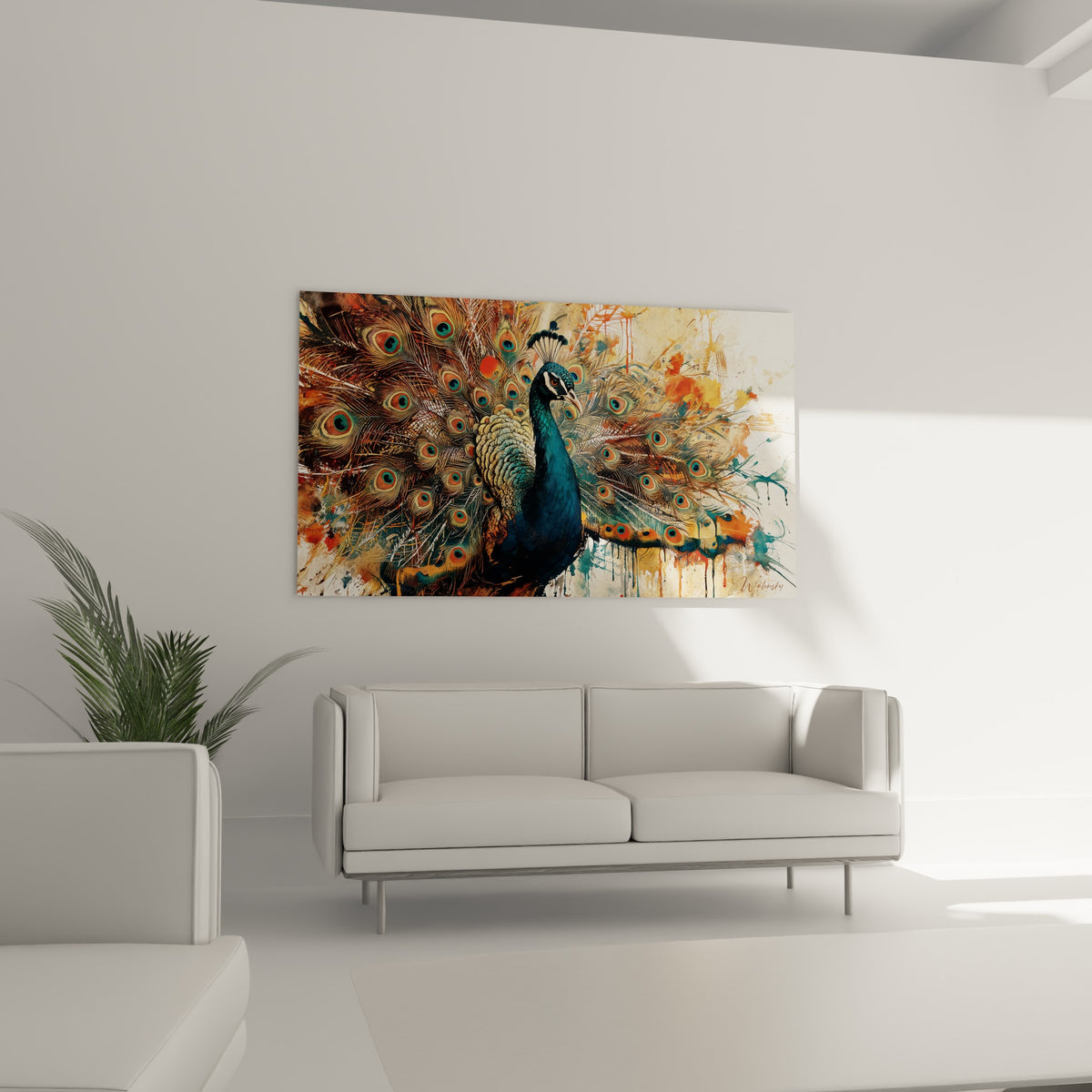 Plumage de paon anthracite et orangé aux motifs oculaires, suspendu au-dessus d'un canapé dans un salon lumineux