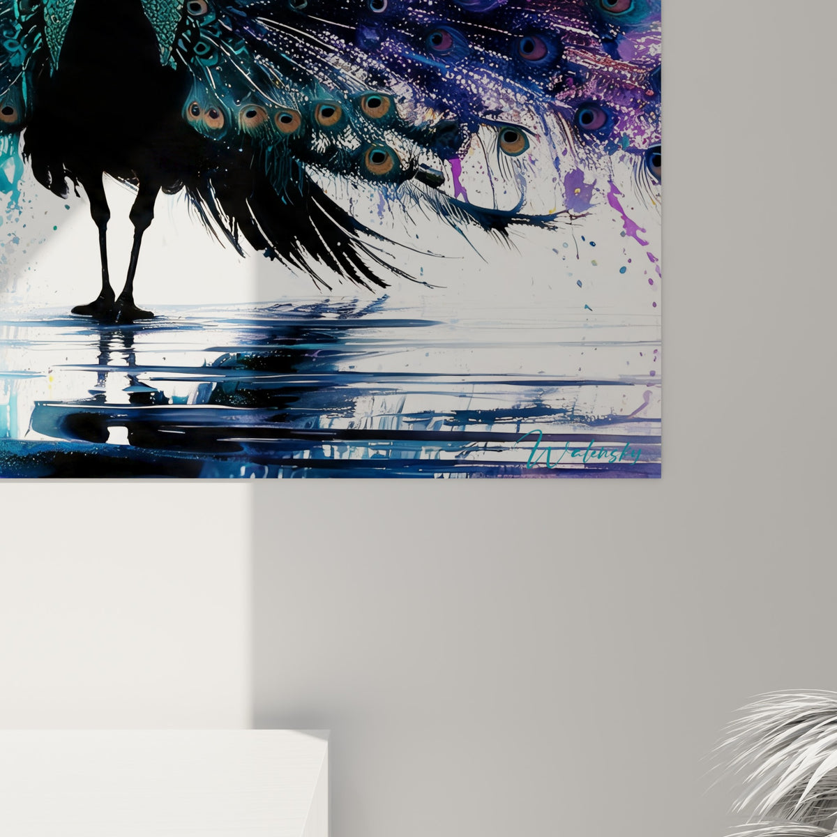 Détail des motifs en œil bleu turquoise et des coulures dorées sur les plumes du paon peint