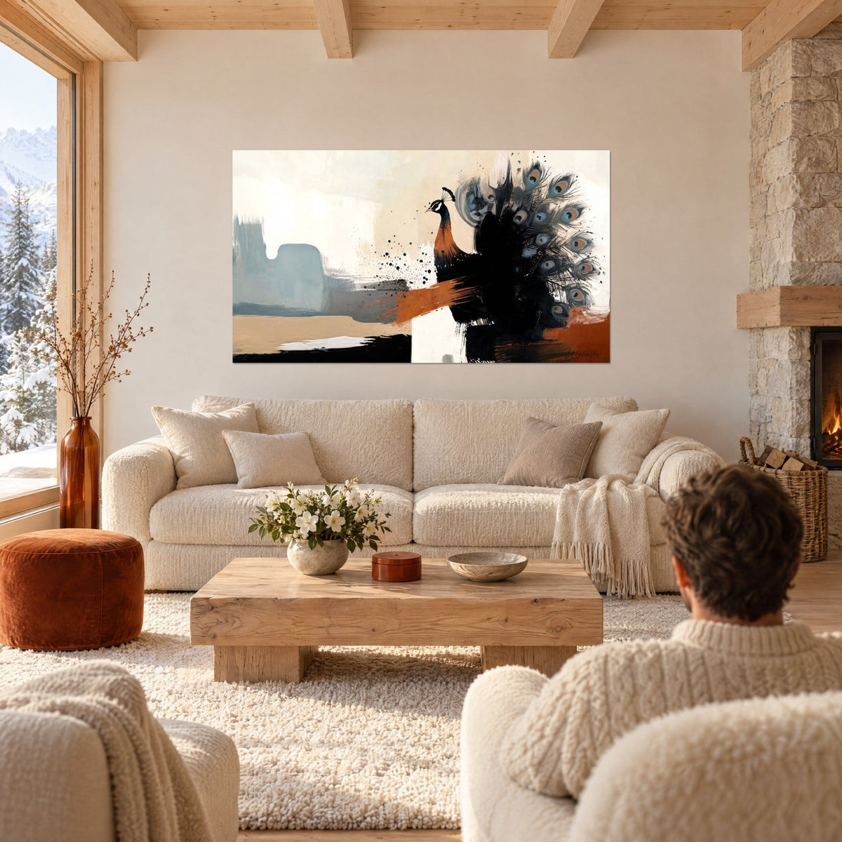 Tableau paon noir à la roue de plumes ocellées, balafre rousse et fond sable, au-dessus d'un canapé dans un salon lumineux