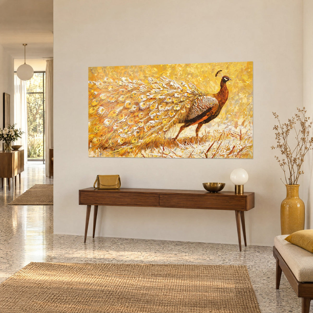 Quadro uccello dalle piume ramate e coda ocra gialla con occhi, visto di tre quarti, sopra una consolle in legno