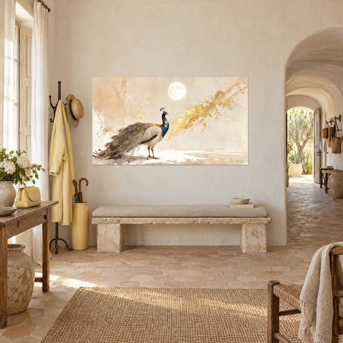 Tableau oiseau au plumage saphir et bronze sous un astre ivoire, coulée de feuille d'or, mur beige, banc de pierre, mas provençal