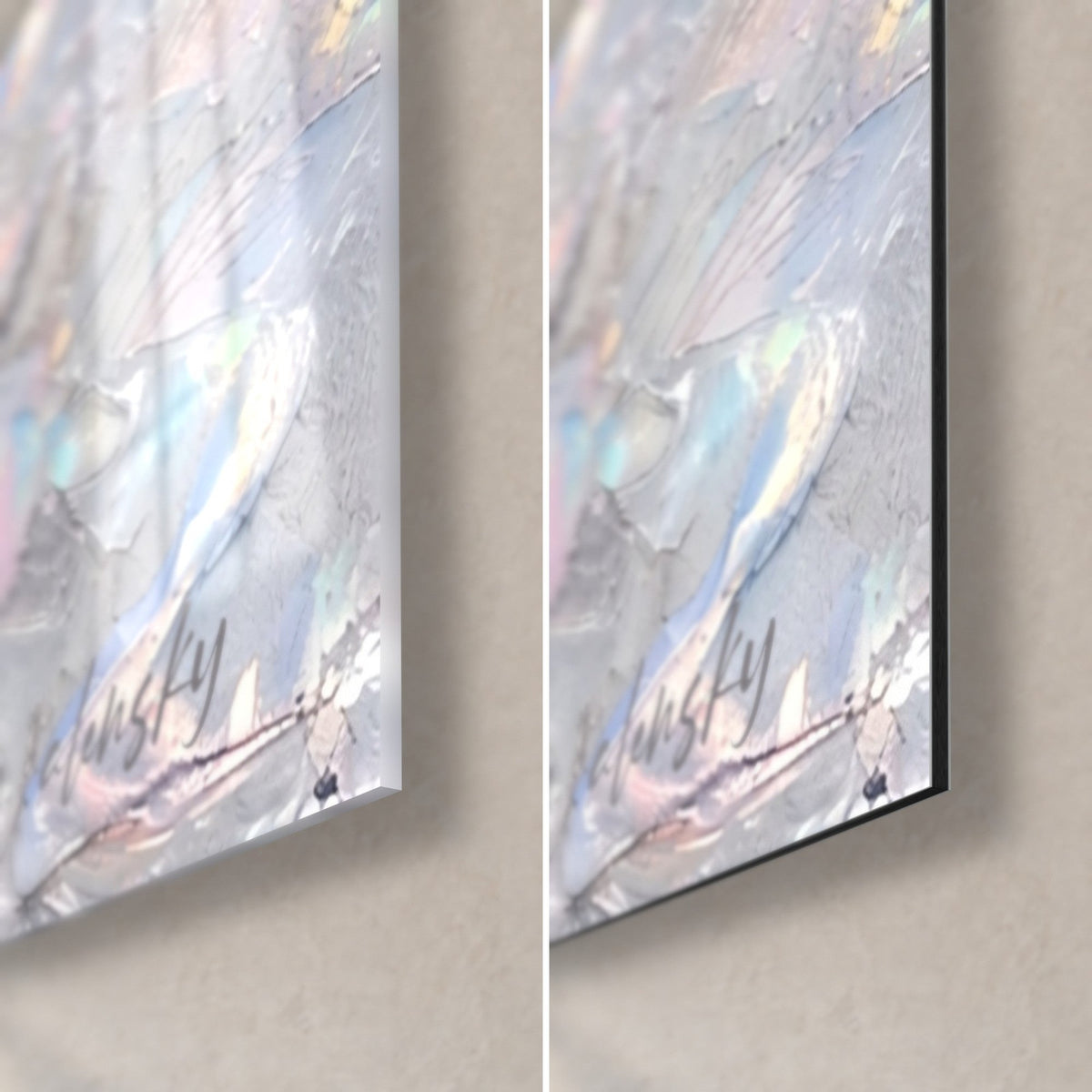 Cuadro pavo real blanco posado, esquina inferior derecha: vidrio acrílico brillante con reflejos nacarados, aluminio Dibond negro mate, canto de 3 mm