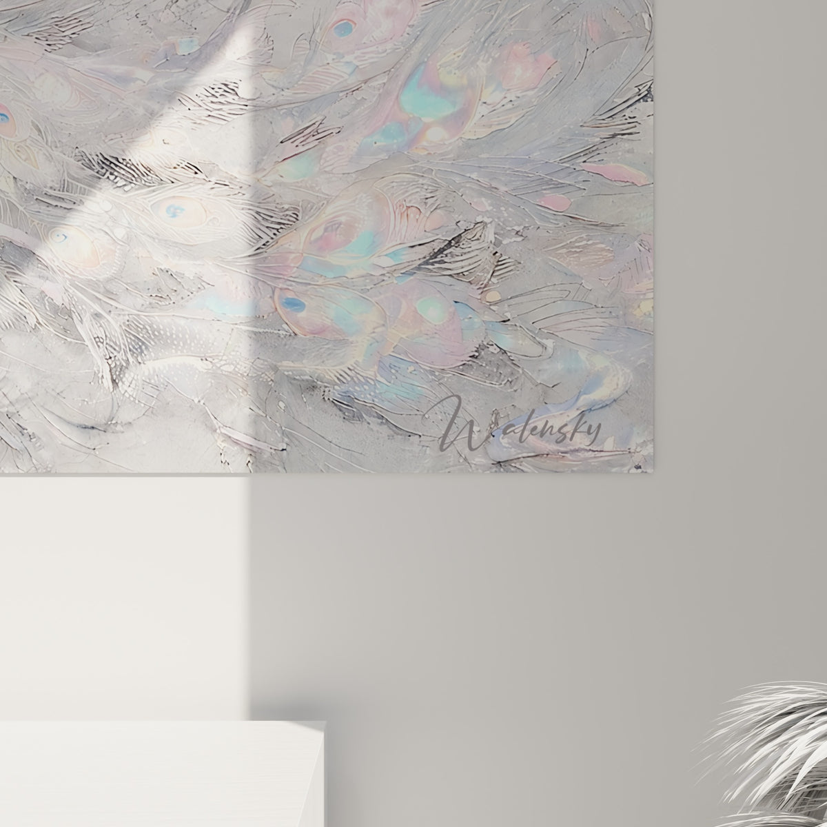 Détail des ocelles du paon, touches irisées bleutées et roses sur trame crayonnée grise, matière peinte visible