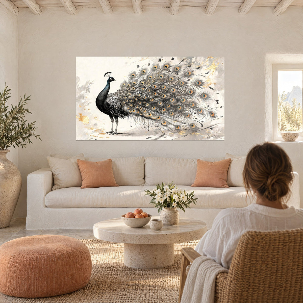 Tableau paon noir faisant la roue, ocelles orangées et éclats d'or sur ivoire, au-dessus d'un canapé dans un salon lumineux