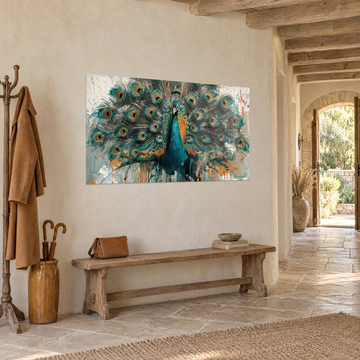 Tableau oiseau aux plumes ocellées vert-bleu et orange brûlé, coulures sur fond écaillé, couloir en pierre et banc de bois