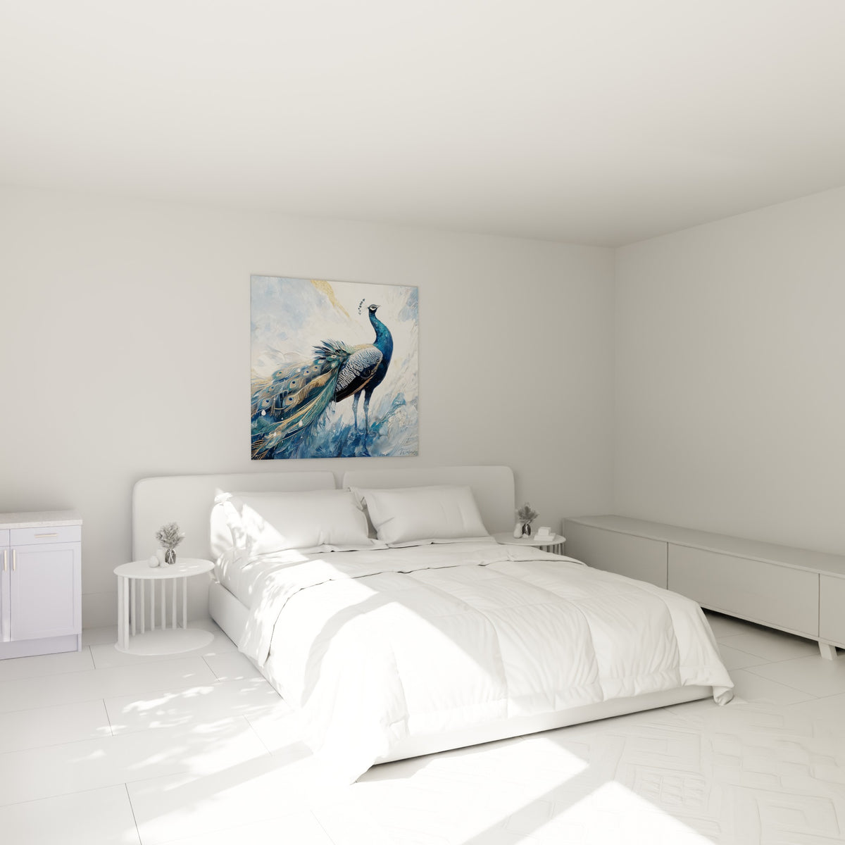 Paon bleu pétrole à la queue ocre et dorée accroché au-dessus d'un lit dans une chambre claire