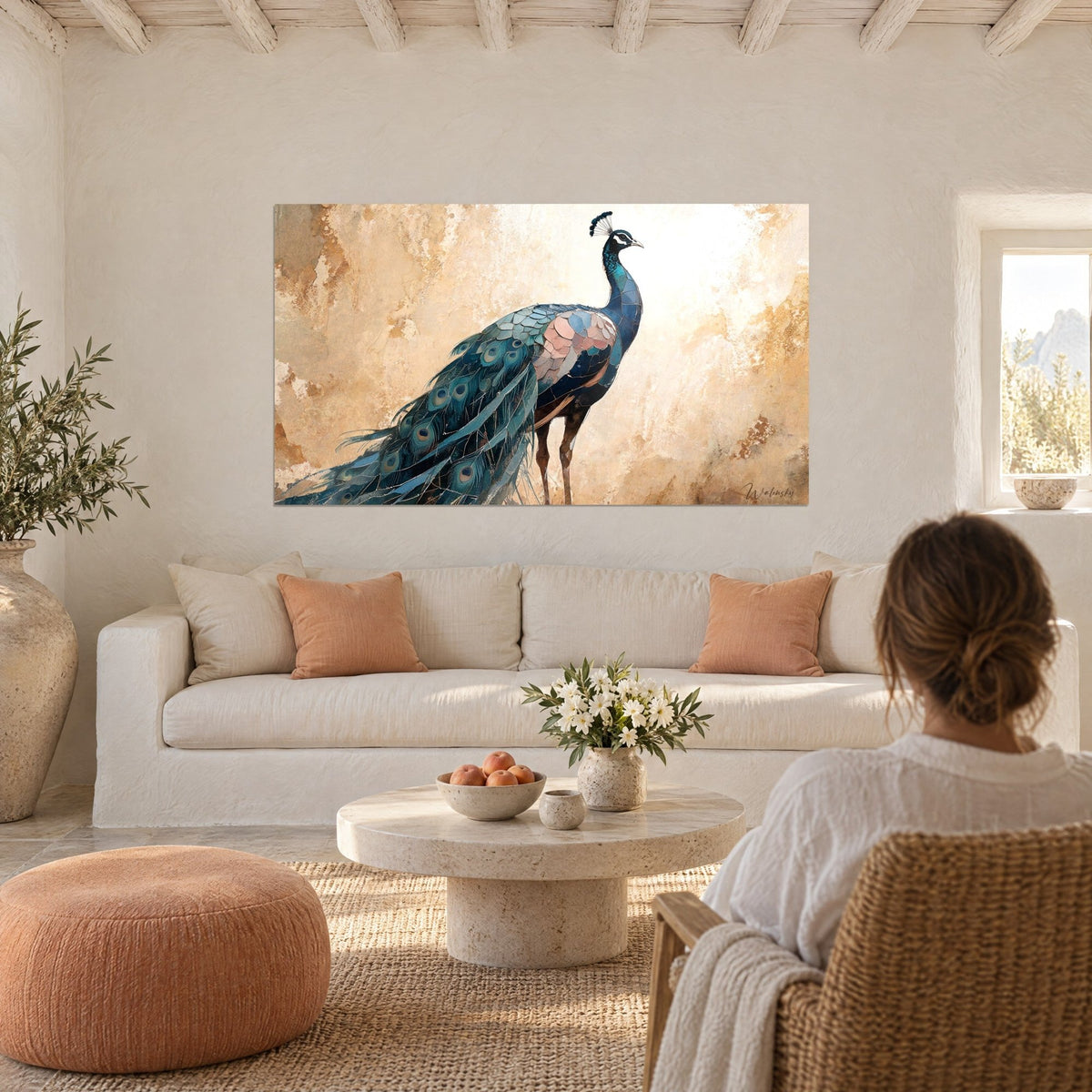 Tableau paon bleu canard au plumage de mosaïque rose et turquoise sur fond ocre, au-dessus d'un canapé dans un salon lumineux