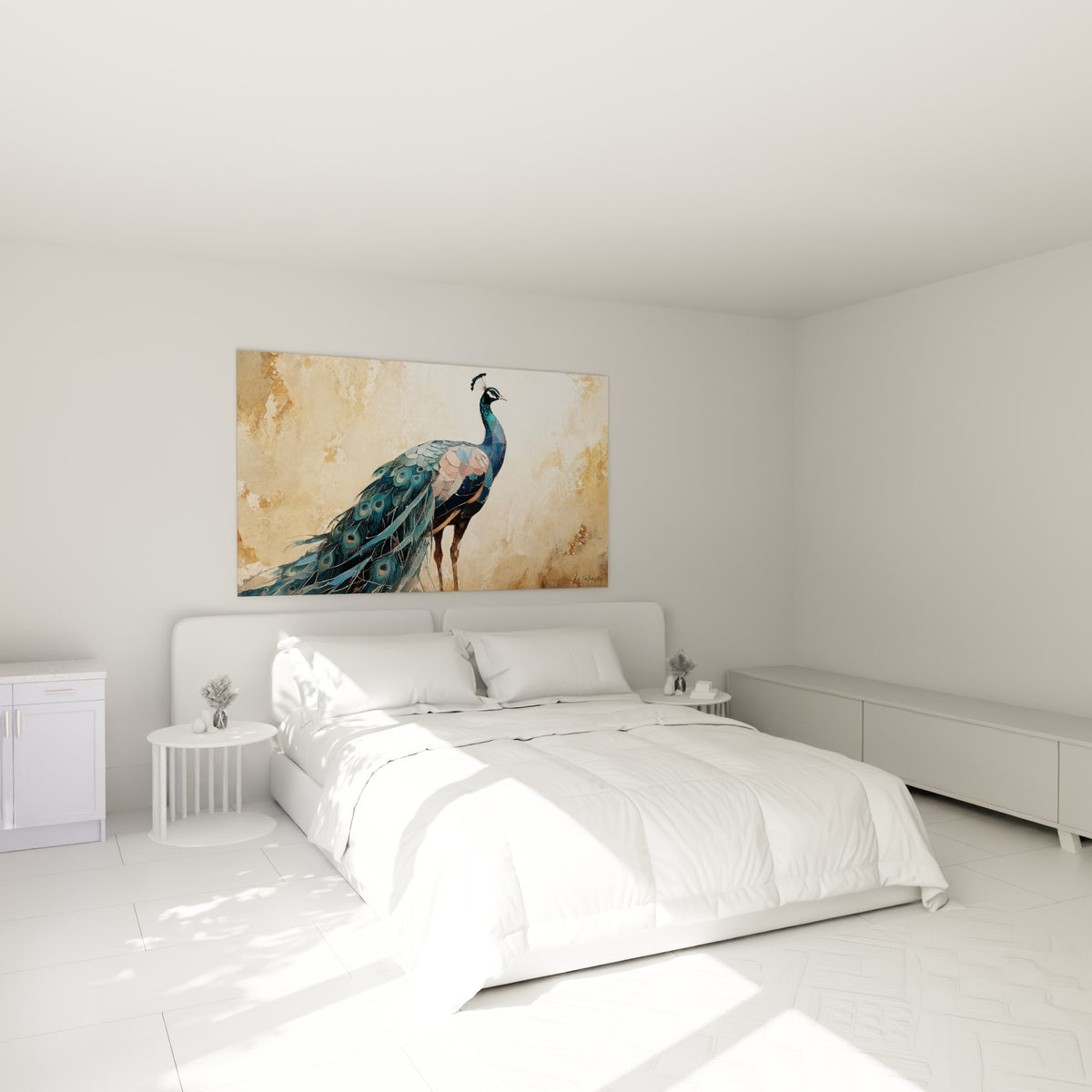 Paon bleu et rosé, tête tournée vers la lumière, accroché au-dessus d'un lit dans une chambre claire.