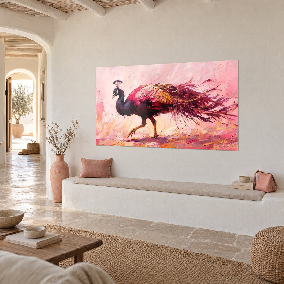 Tableau oiseau à la huppe sombre et au plumage magenta, traîne de plumes dorées, fond rose poudré, mur blanc d'une maison méditerranéenne