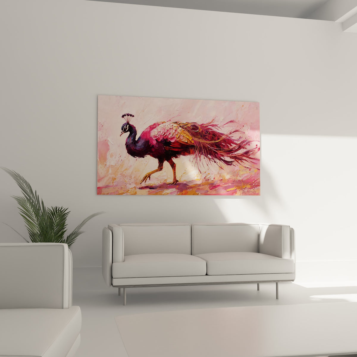 Oiseau paon aux nuances violine et ocre, posture élancée, au-dessus d'un canapé dans un salon lumineux