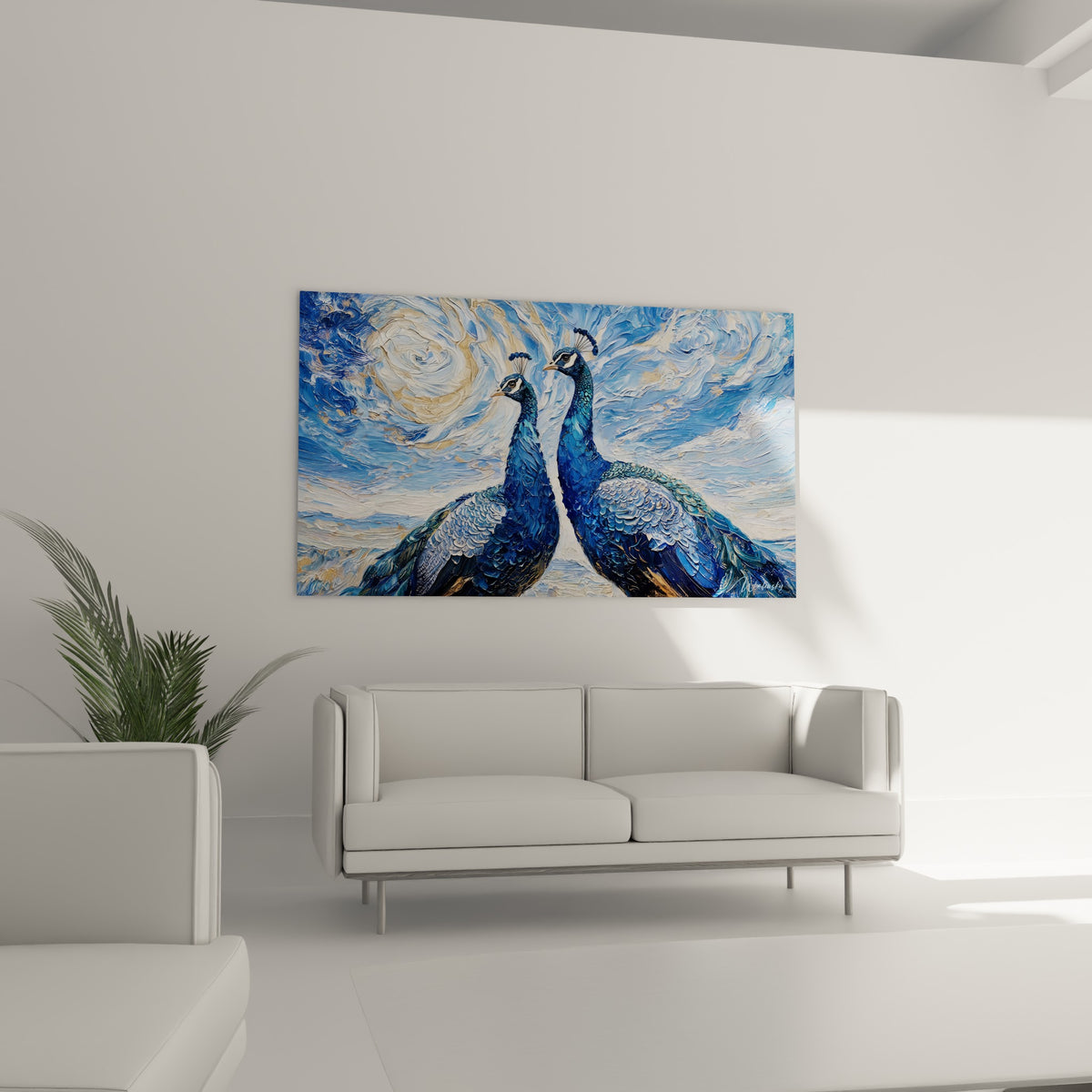 Plumage bleu profond et bec orangé des paons peints en relief au-dessus d'un canapé dans un salon lumineux