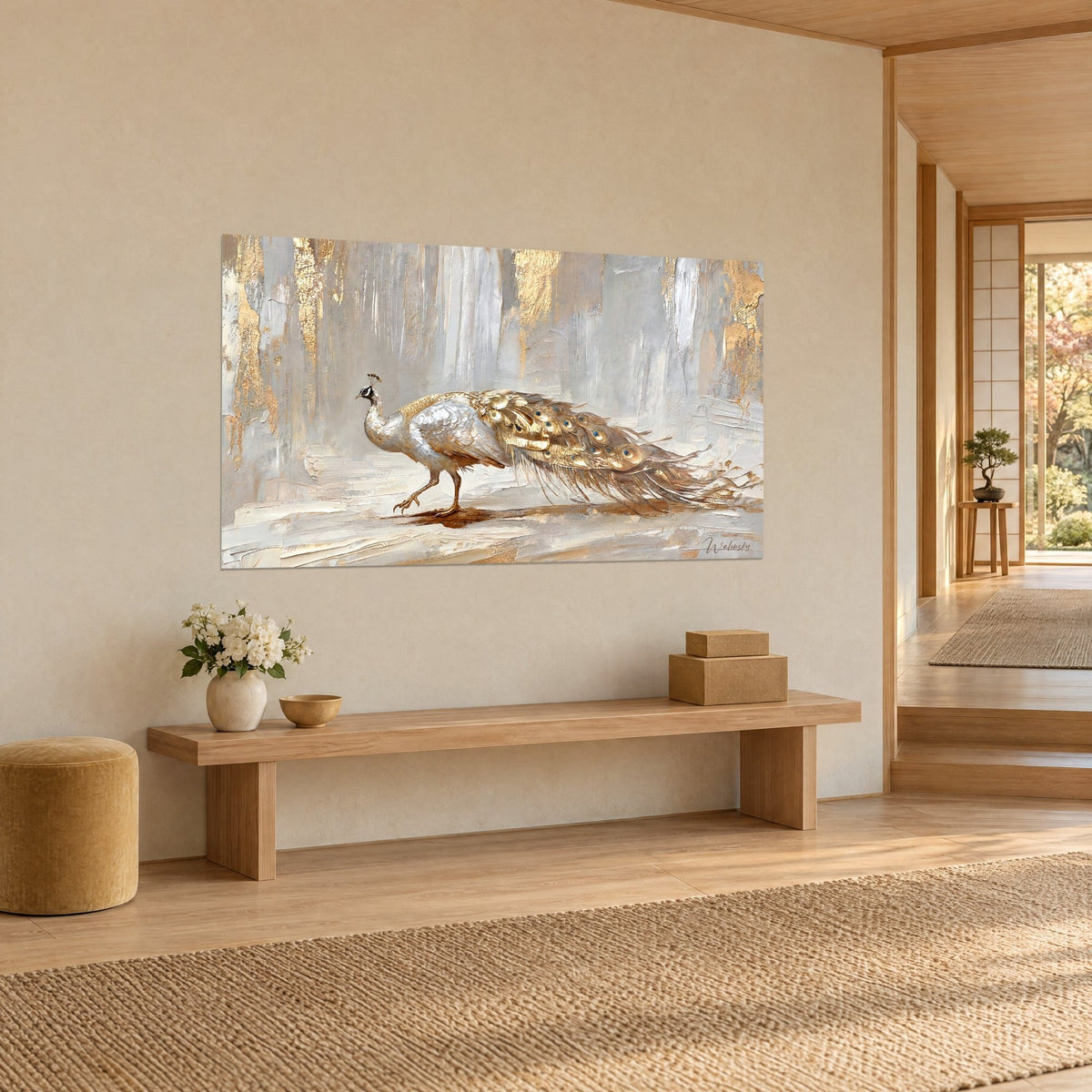 Tableau oiseau royal ivoire, queue d'or ocellée de bleu cobalt, empâtements gris perle, vue de trois-quarts sur un mur beige