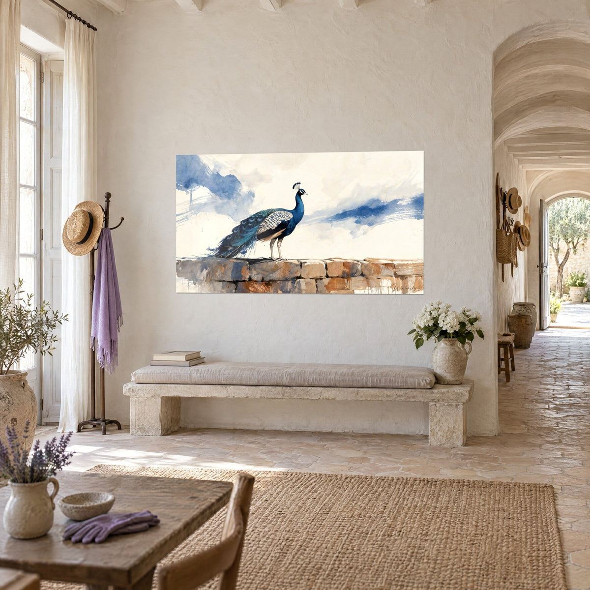 Tableau oiseau à longue traîne turquoise sur un mur de pierres brunes, nuages bleus délavés, vu de trois-quarts dans un mas provençal