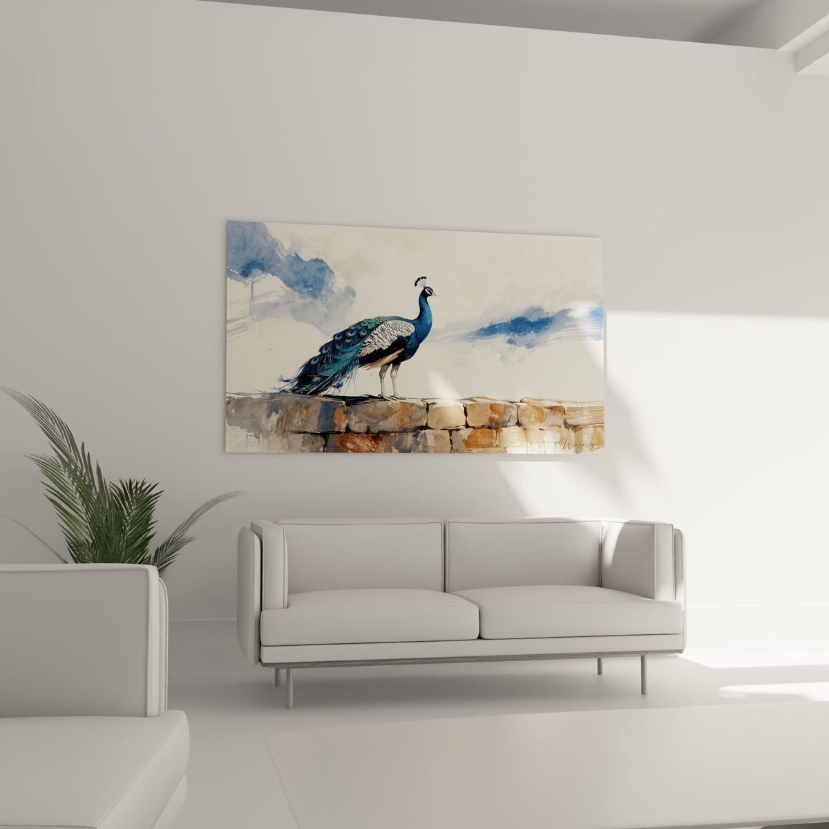 Plumage bleu marine et détails ocre du muret, œuvre suspendue au-dessus d'un canapé dans un salon lumineux