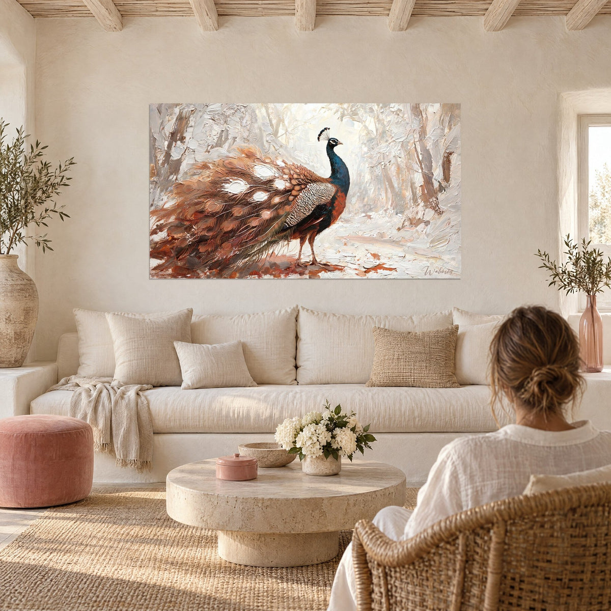 Tableau paon bleu roi au plumage cuivré, fond de sous-bois blanc crème à la spatule, au-dessus d'un canapé dans un salon lumineux