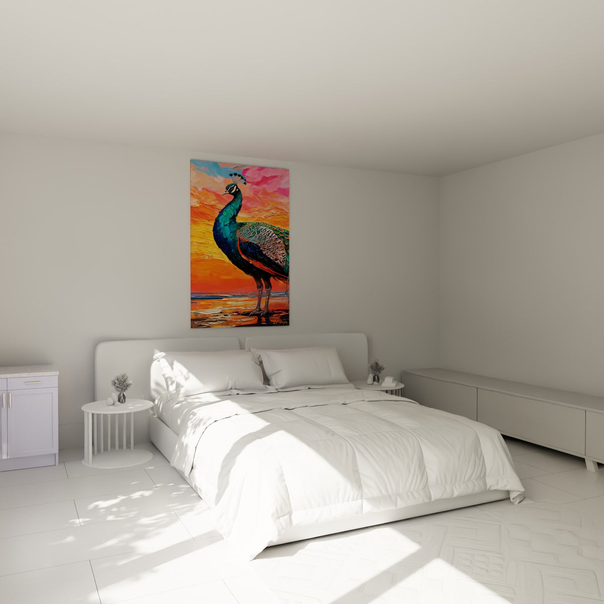 Paon fier au plumage bleu profond et doré, accroché au-dessus d'un lit dans une chambre claire