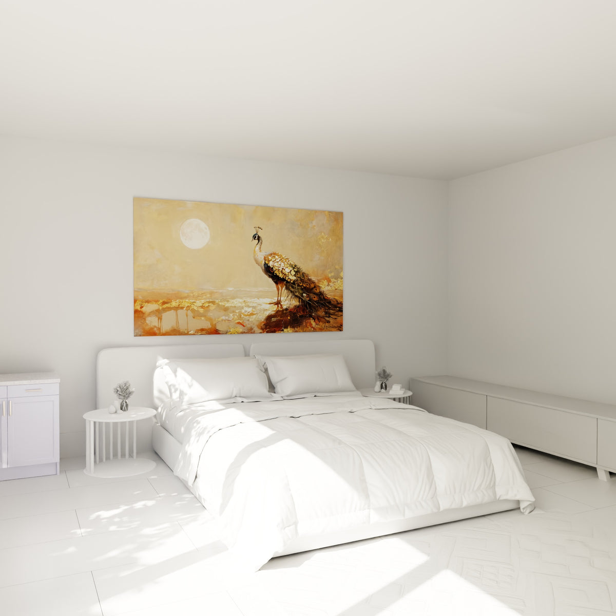 Silhouette du paon aux plumes dorées et vertes accrochée au-dessus d'un lit dans une chambre claire