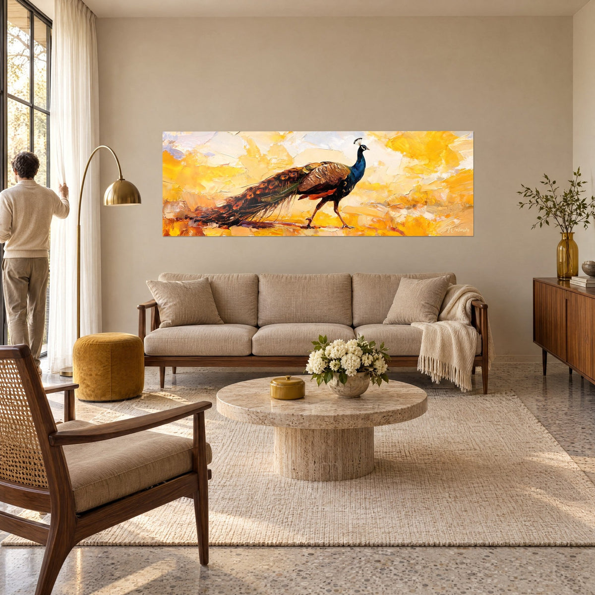 Tableau oiseau royal au plumage bleu nuit et cuivre, fond jaune moutarde empâté, au-dessus d'un canapé dans un salon lumineux