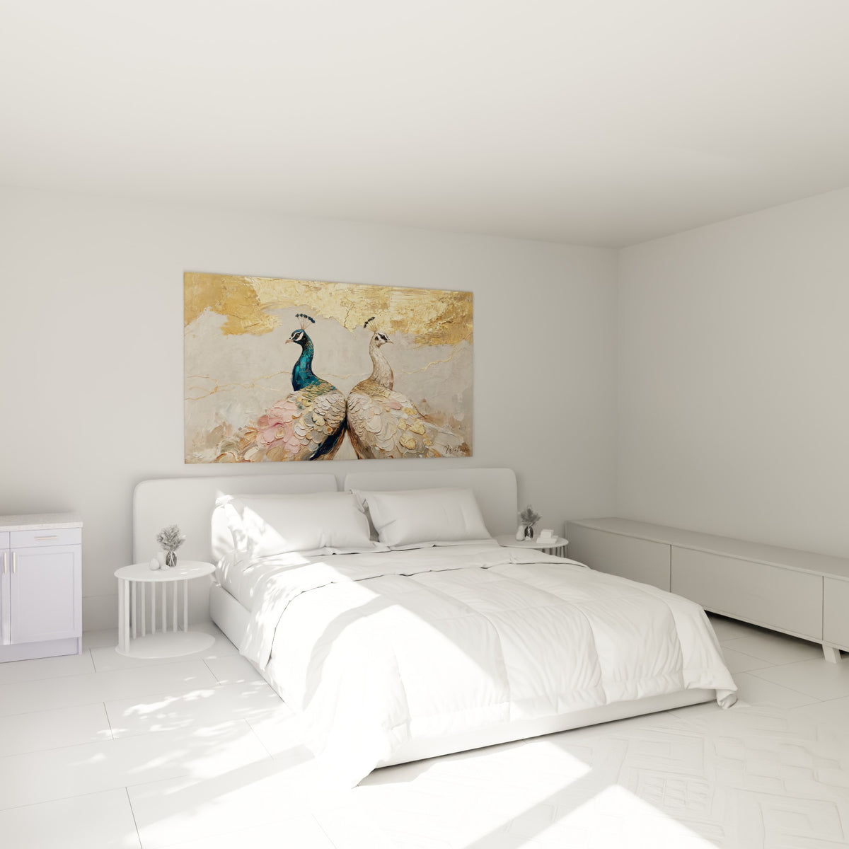 Duo de paons bleu marine et doré au plumage sculpté, au-dessus d'un lit dans une chambre claire